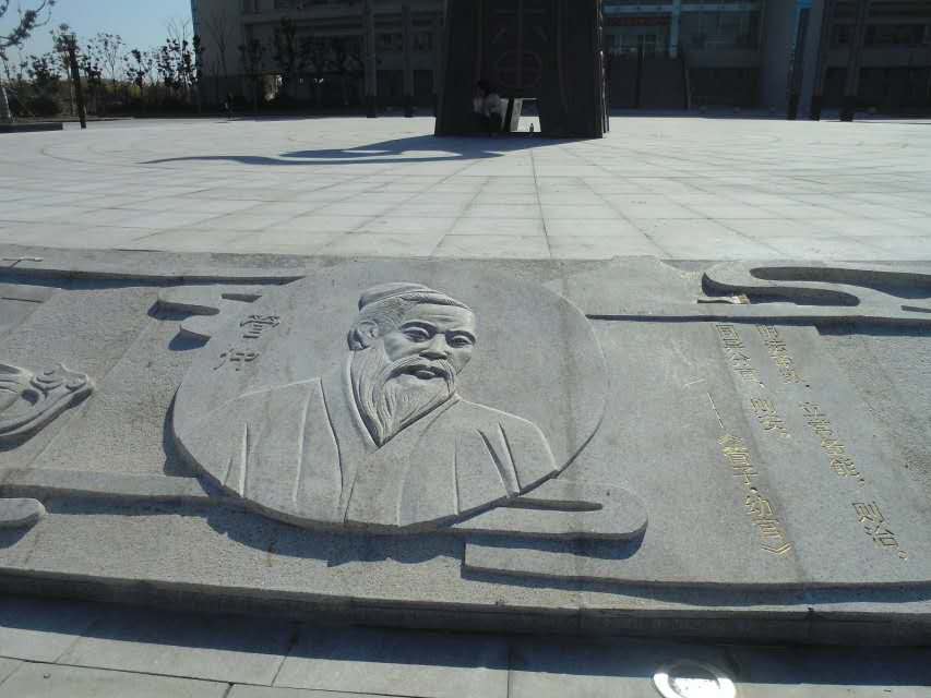 校園雕刻：安徽濱湖區(qū)審計(jì)學(xué)院浮雕長(zhǎng)40米，寬2米，材質(zhì)：銹石，2012年制作