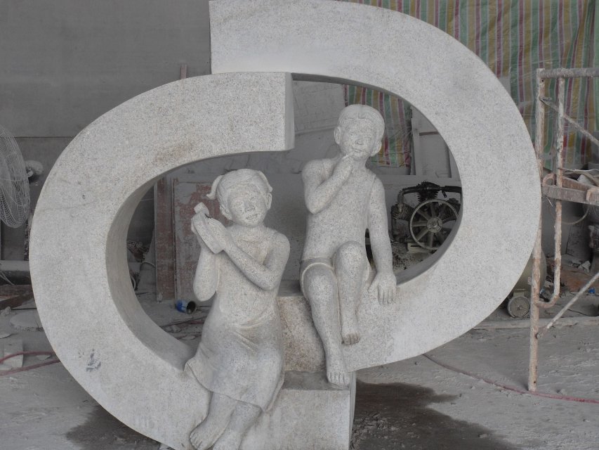 廣場(chǎng)雕刻：小孩雕刻高2米，整體石頭，手工雕刻，手高3米，2012年制作，地址：定遠(yuǎn)縣公園。