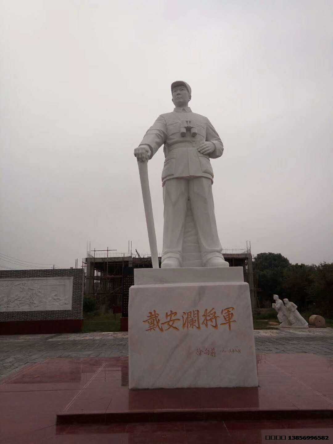 合肥將軍雕塑，漢白玉材質(zhì)，高4米，地址：蕪湖市無為縣牛埠鎮(zhèn)戴安瀾廣場(chǎng)。