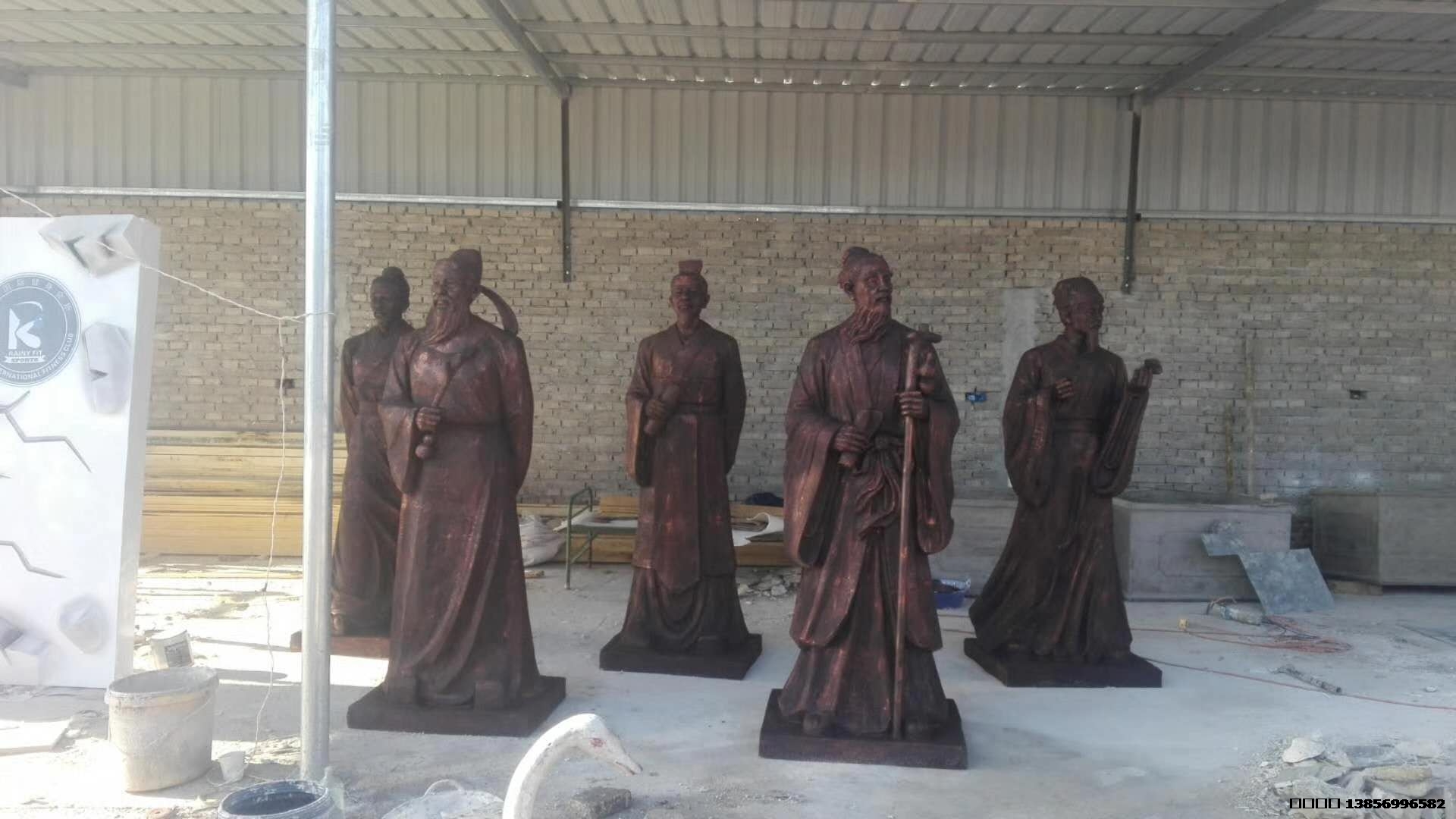 玻璃鋼仿銅雕塑真人像，在塑形過(guò)程中遇到好多問(wèn)題，臉型和表情非常難掌握修改了幾次才通過(guò)驗(yàn)收，終于達(dá)到客戶(hù)的滿(mǎn)意了，人像高2米，2017年制作，發(fā)到六安市博物館。