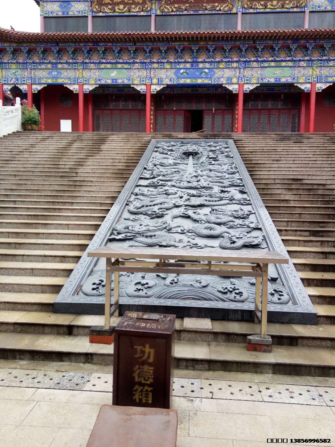 九龍壁雕刻，花崗巖芝麻黑材質(zhì)，九龍壁浮雕立體感非常好，雕刻深度10公分，板材5公分厚，寺廟主持大師看了非常滿意。不虧是專業(yè)雕刻20年的大師，連連稱贊。2017制作，巢湖寺廟。