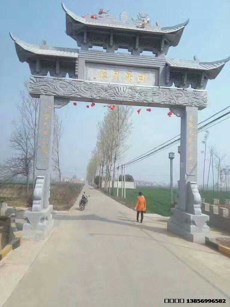 牌坊材質(zhì)第一個(gè)是青石，第二是漢白玉。