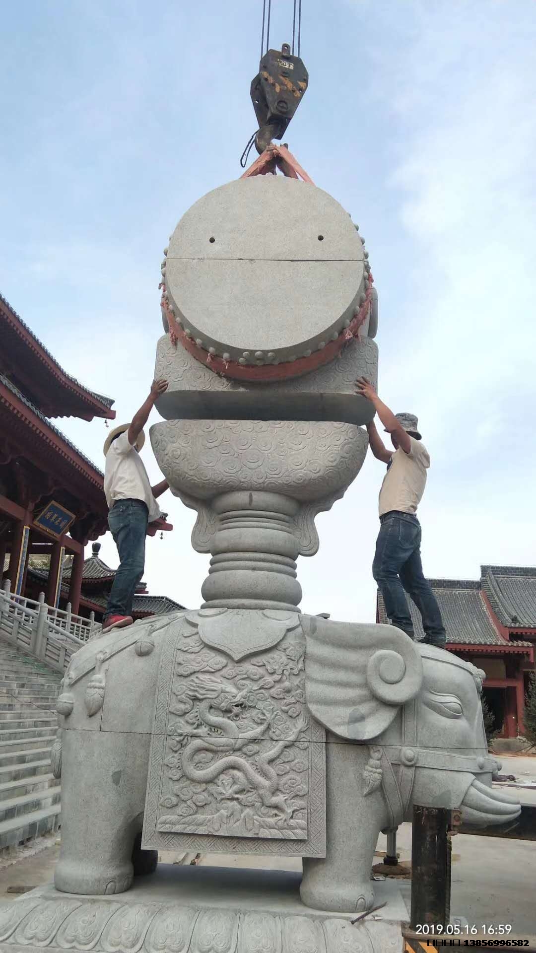花崗巖大象雕刻，高度5米，大象本身寓意吉祥如意，招財(cái)進(jìn)寶。背上又加上了大鼓，寓意天下太平，因?yàn)槭?塊拼接安裝都有難度，安裝好整體效果非常雄偉壯觀大氣。2019年5月制作。安裝地點(diǎn)：九華山小廟。