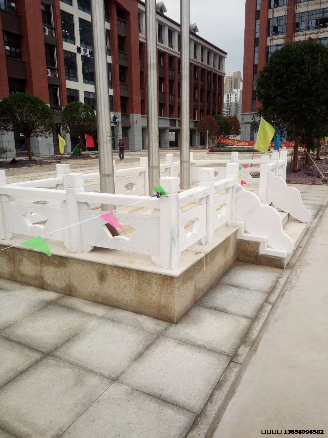 亳州市黌學(xué)學(xué)校雕塑，安徽亳州學(xué)校雕塑，漢白玉欄桿雕刻旗臺(tái)，做工細(xì)致，漂亮大方，安裝地址：亳州市黌學(xué)學(xué)校，2018年9月。.jpg