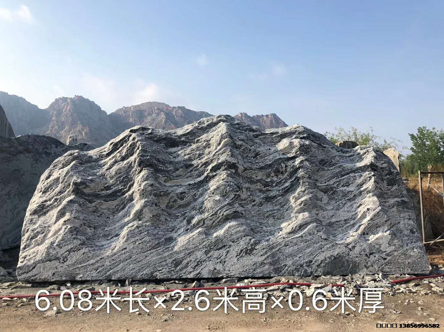 合肥企業(yè)機(jī)構(gòu)大門(mén)口精品景觀石雕塑，也叫泰山石，石頭硬度非常高，花紋好看，江山如畫(huà)?？梢苑旁诠珗@，廣場(chǎng)小區(qū)景觀啊，政府門(mén)口啊等等，石頭尺寸大小可以定制。