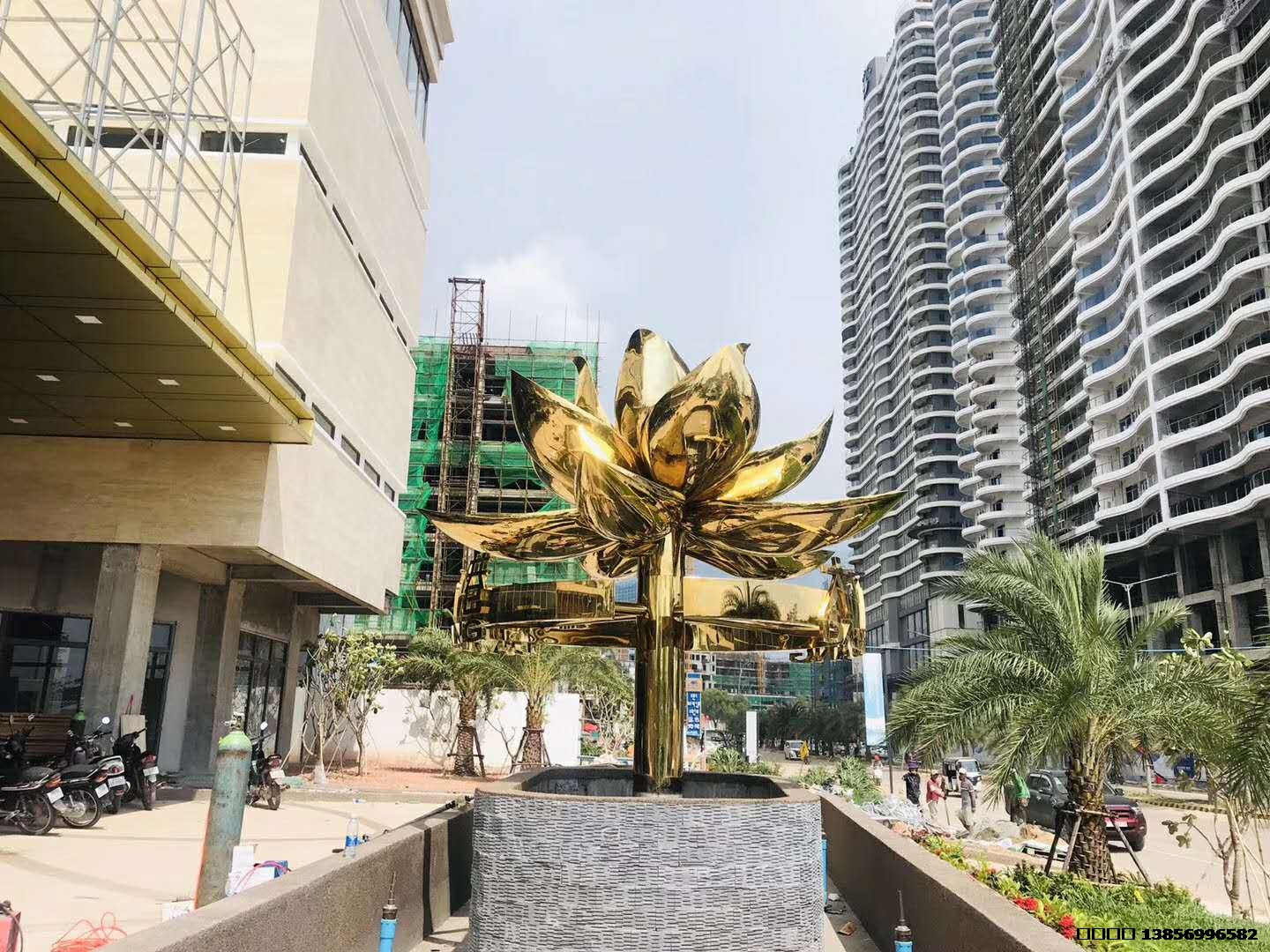 西哈努克大西港金花雕刻，高6米不銹鋼銅板雕塑制作。非常美麗大方。從設計到完工歷時2個月.jpg