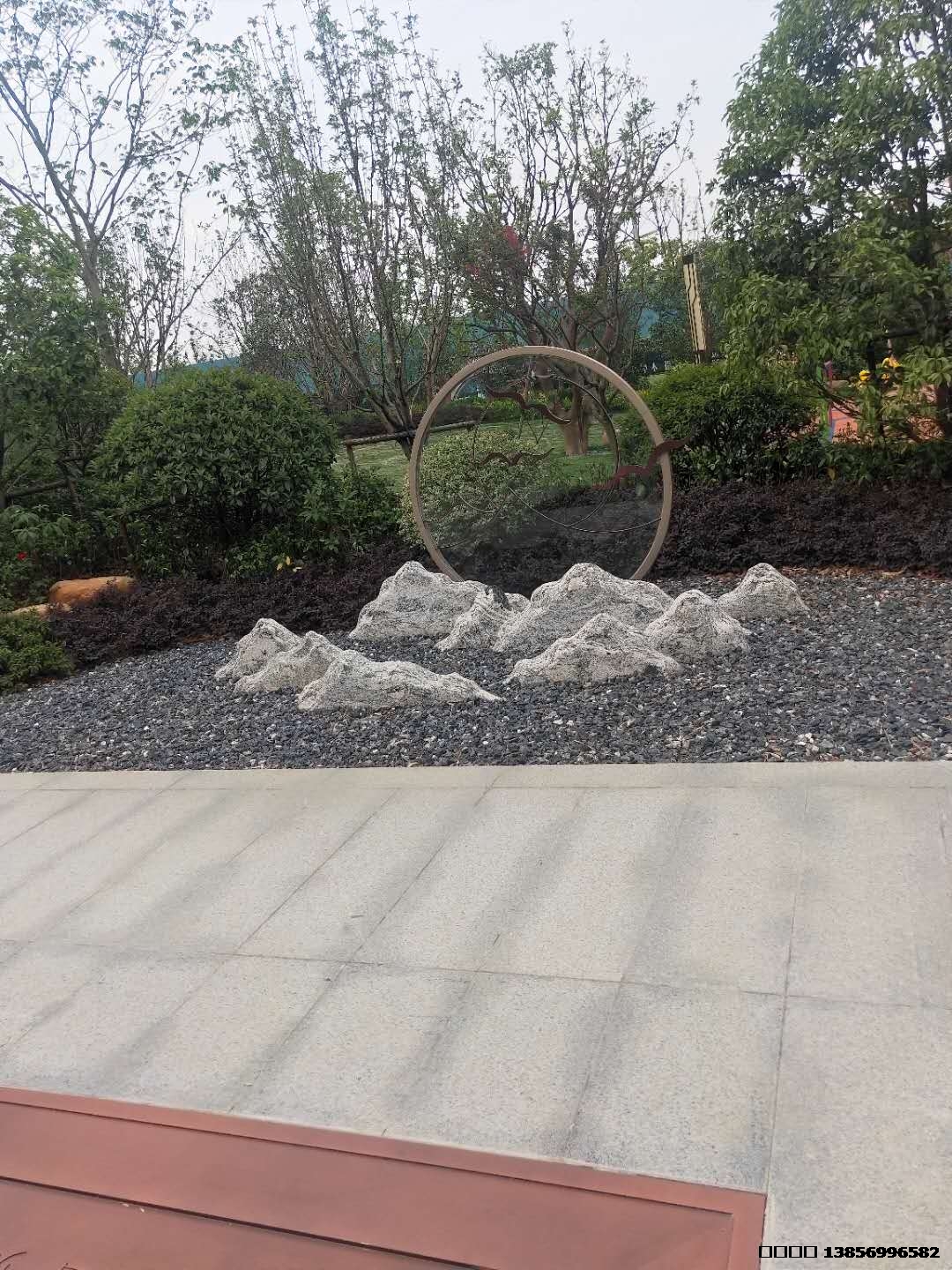 合肥不銹鋼雕塑和泰山石結(jié)合雕塑，不銹鋼上面幾只大雁在翱翔，用力往前面山上飛，有花草樹(shù)木，襯托的大雁跟真的一樣，泰山石造型優(yōu)美花紋漂亮。地點(diǎn)：合肥市包河區(qū)金隅.大成郡小區(qū)。2019年1月制作。