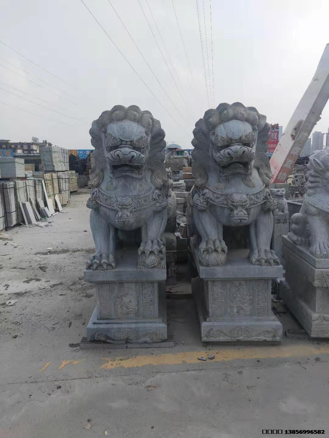 合肥雕刻2.2米青石大獅子，做工非常好，在施工過程中大師們精雕細(xì)琢，不怕吃苦耐勞，完成以后客戶看了非常滿意，都是浮雕刻畫，獅子在合肥。2018年制作，地址：合肥包河區(qū)。