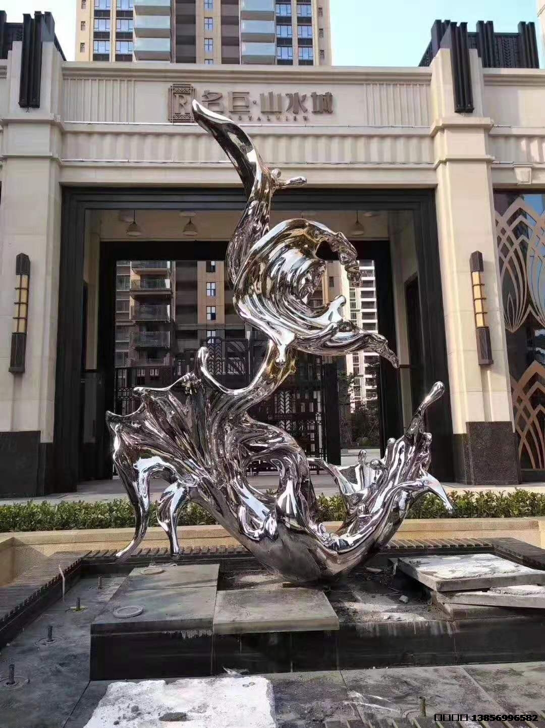 不銹鋼雕塑（浪花），這個(gè)雕塑設(shè)計(jì)的時(shí)候非常復(fù)雜，改了好多次整體效果才體現(xiàn)出了，業(yè)主看后非常滿(mǎn)意，擺在小區(qū)正門(mén)口水池里面，非常漂亮，有靜有動(dòng)，完美無(wú)瑕。地址合肥市名巨 山水城，2018年8月。
