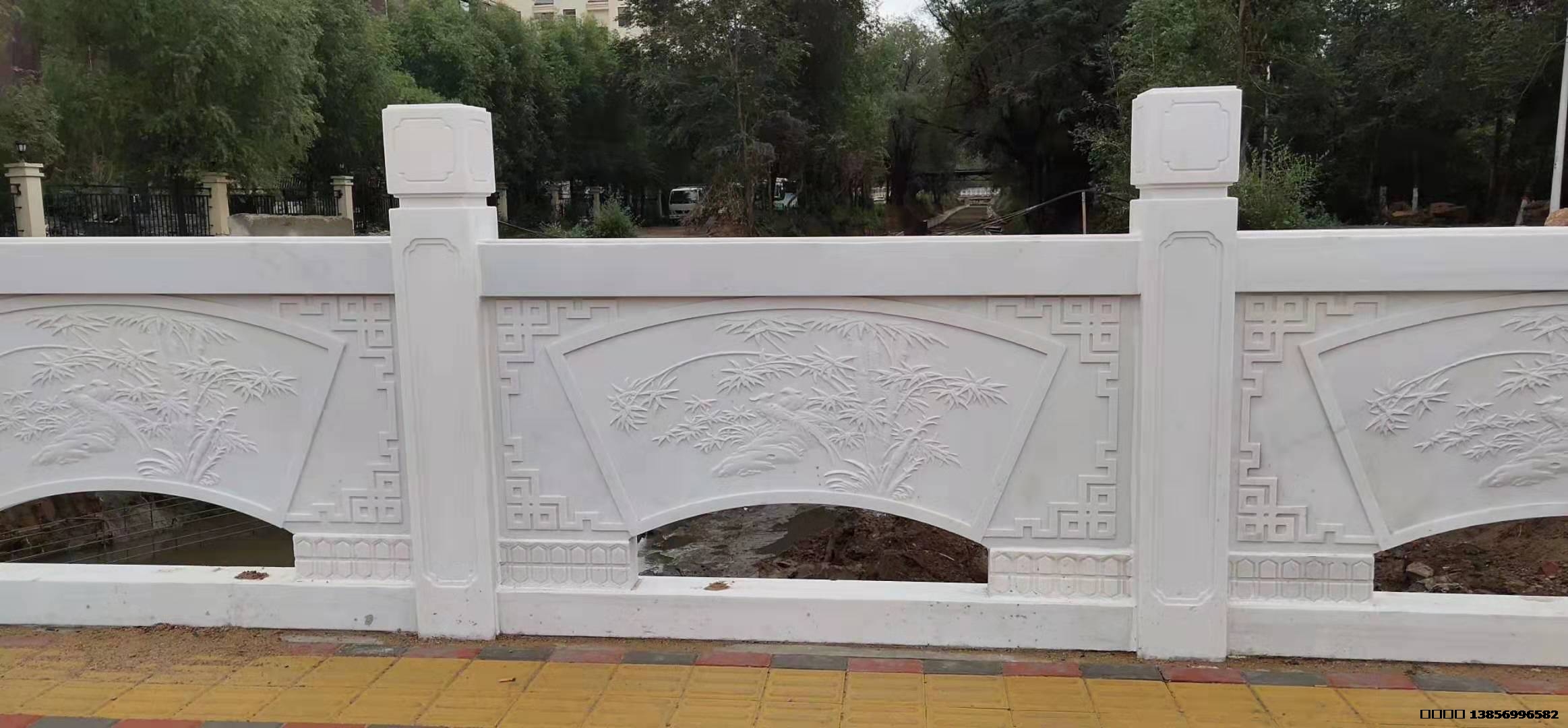 漢白玉欄桿，雕工精致，材質(zhì)非常好，再雕制過(guò)程中，有不好的材質(zhì)挑出來(lái)。客戶(hù)看后非常滿(mǎn)意。20，有不好的材質(zhì)挑出來(lái)?？蛻?hù)看后非常滿(mǎn)意。2018年制作。地址：合肥。
